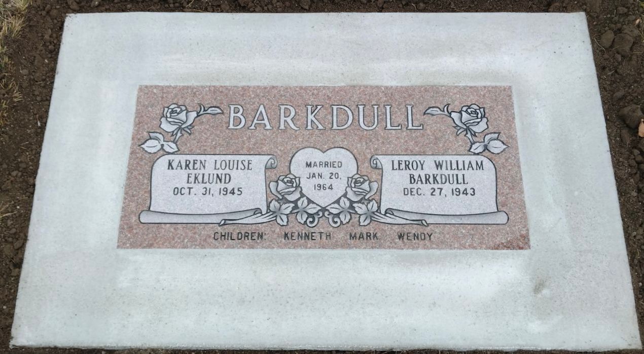 Tombstone for Karen & Lorre Barkdull. Peach stone with white border, heart emblem.