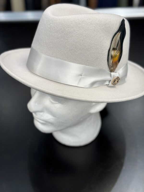 A white fedora hat is on a mannequin head