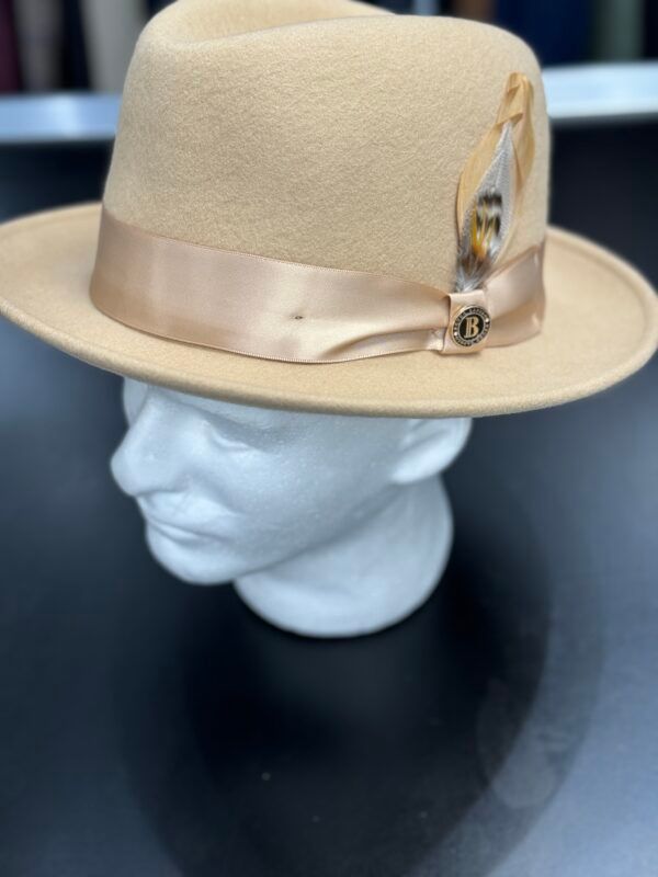 A tan fedora hat is on a mannequin head