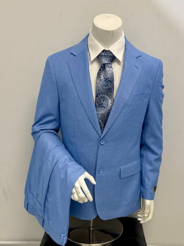 A light blue suit and tie on a mannequin