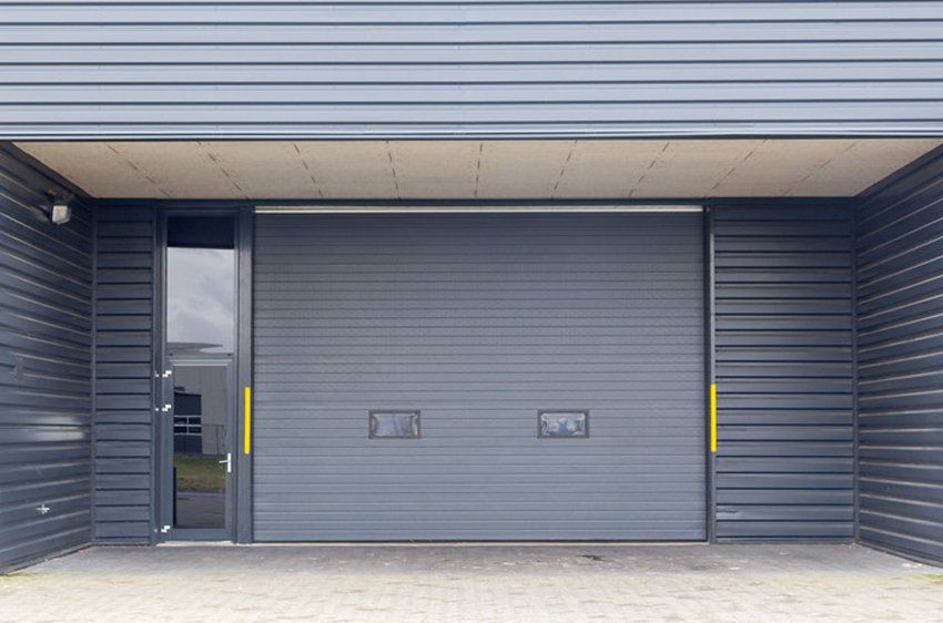 Commercial garage door