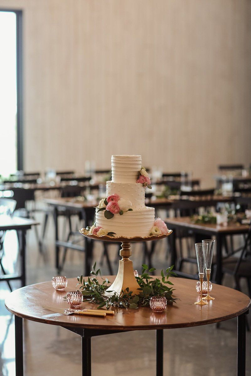 An elegant wedding cake