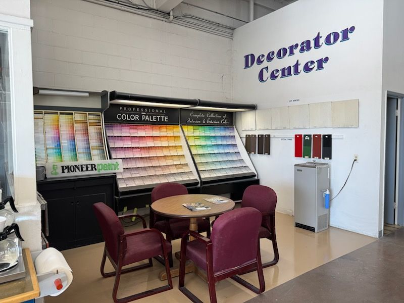 A decorator center with a table and chairs