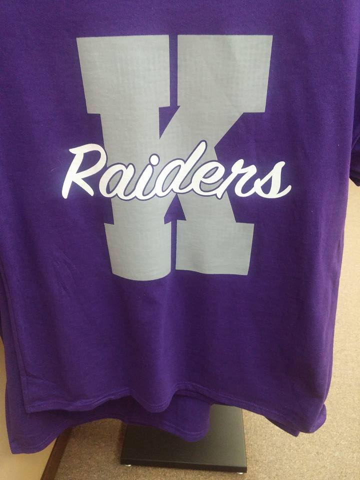A purple shirt with the word raiders on it