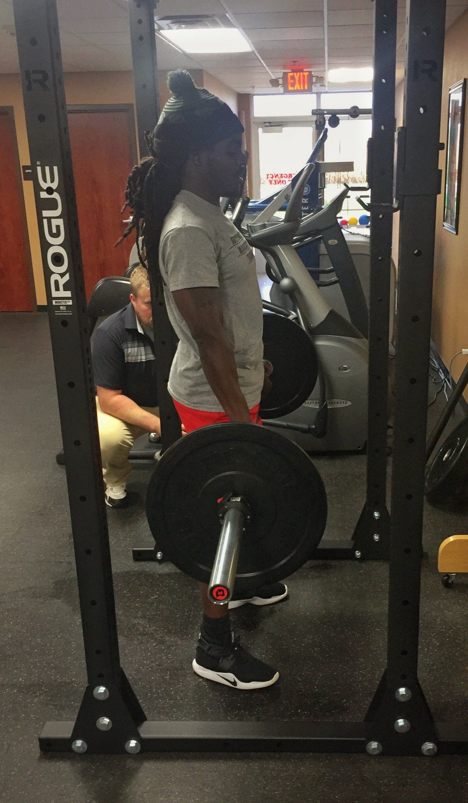 Man holding a weight lifting set
