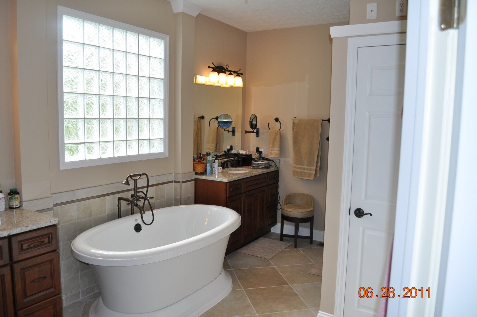 bathroom with bath tub