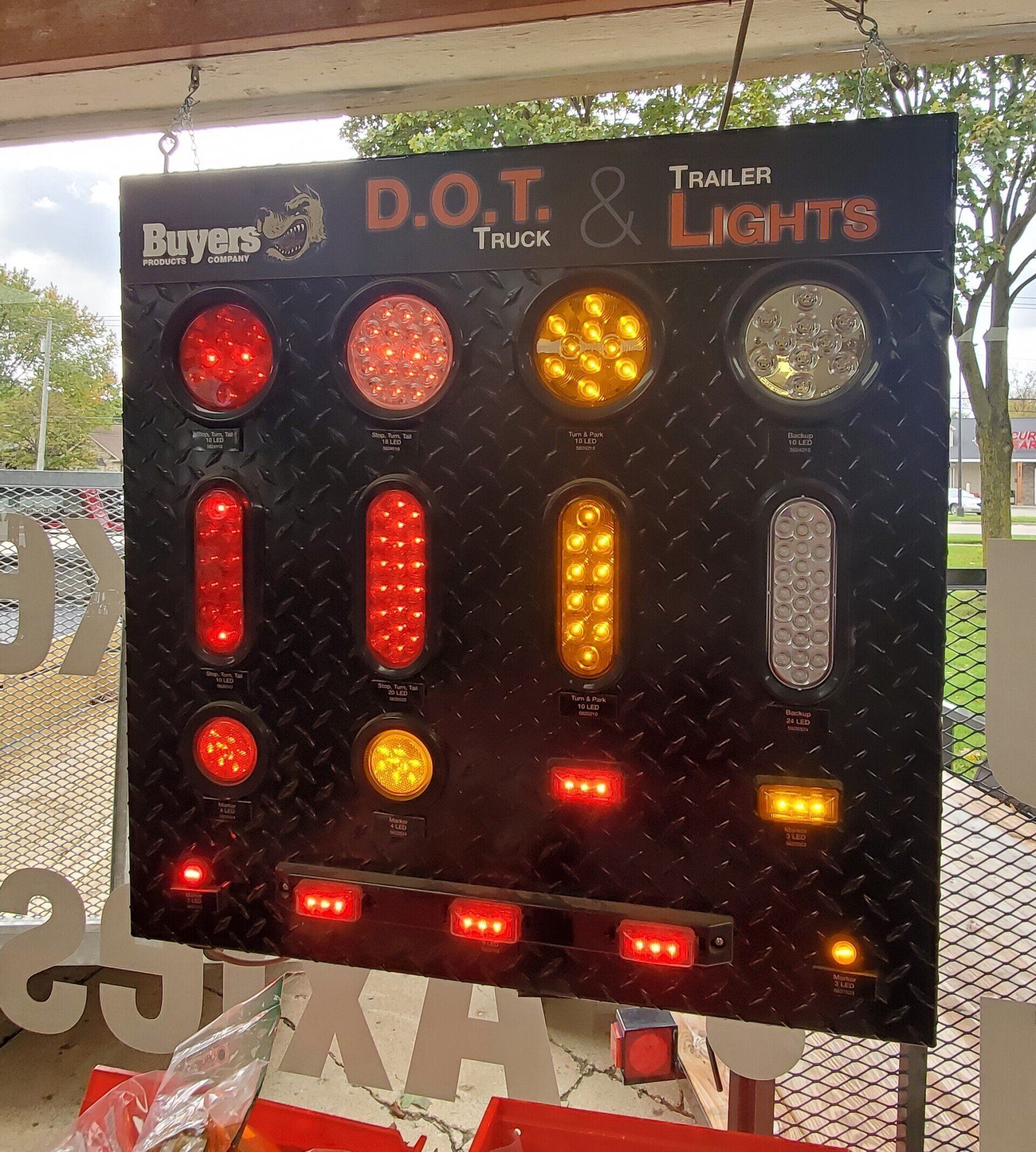 A sign that says d.o.t. and lights on it