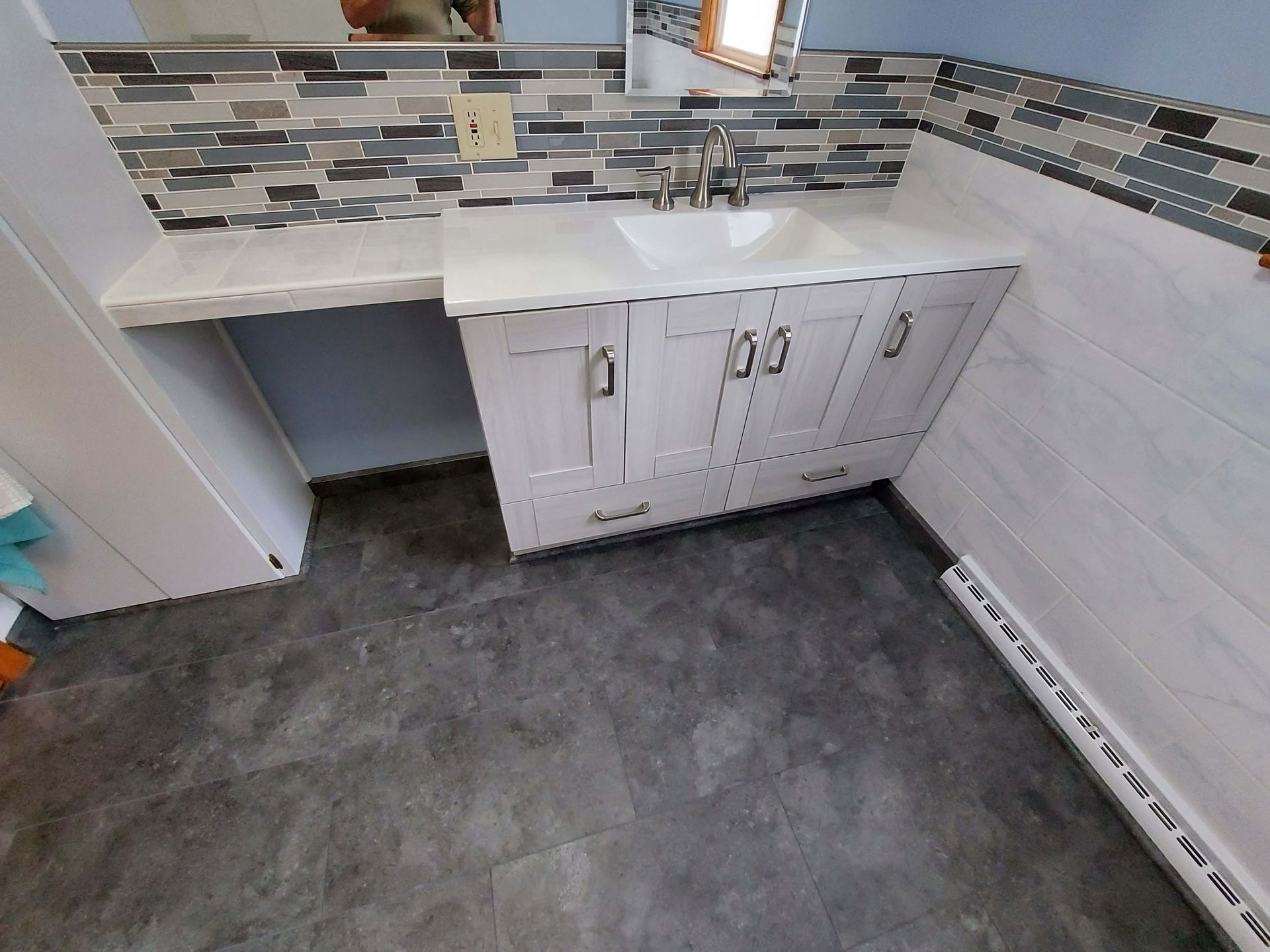 A bathroom with a sink and a mirror