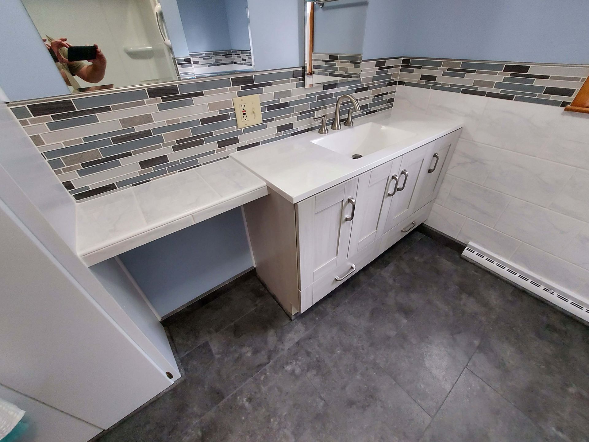 A bathroom with a sink and a mirror