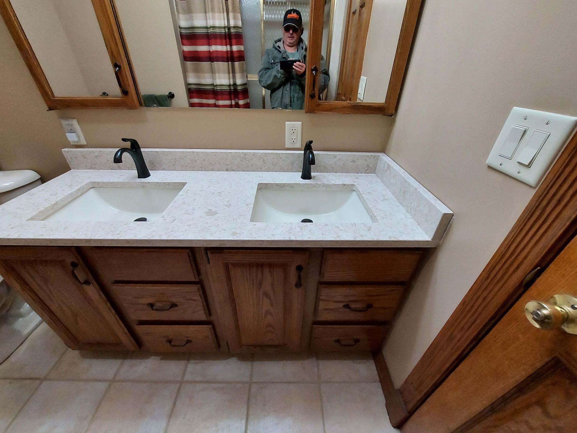 A bathroom with two sinks and two mirrors