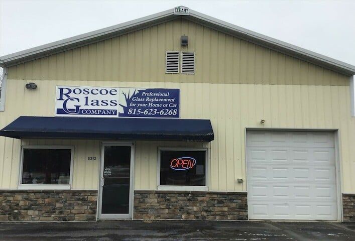 A building with a sign that says roscoe glass