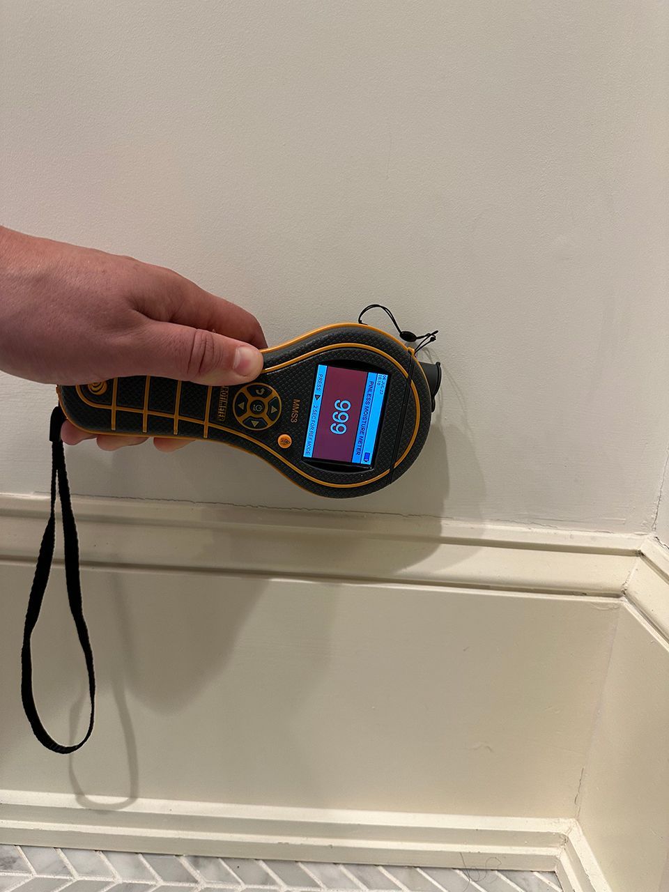 Pinless moisture meter