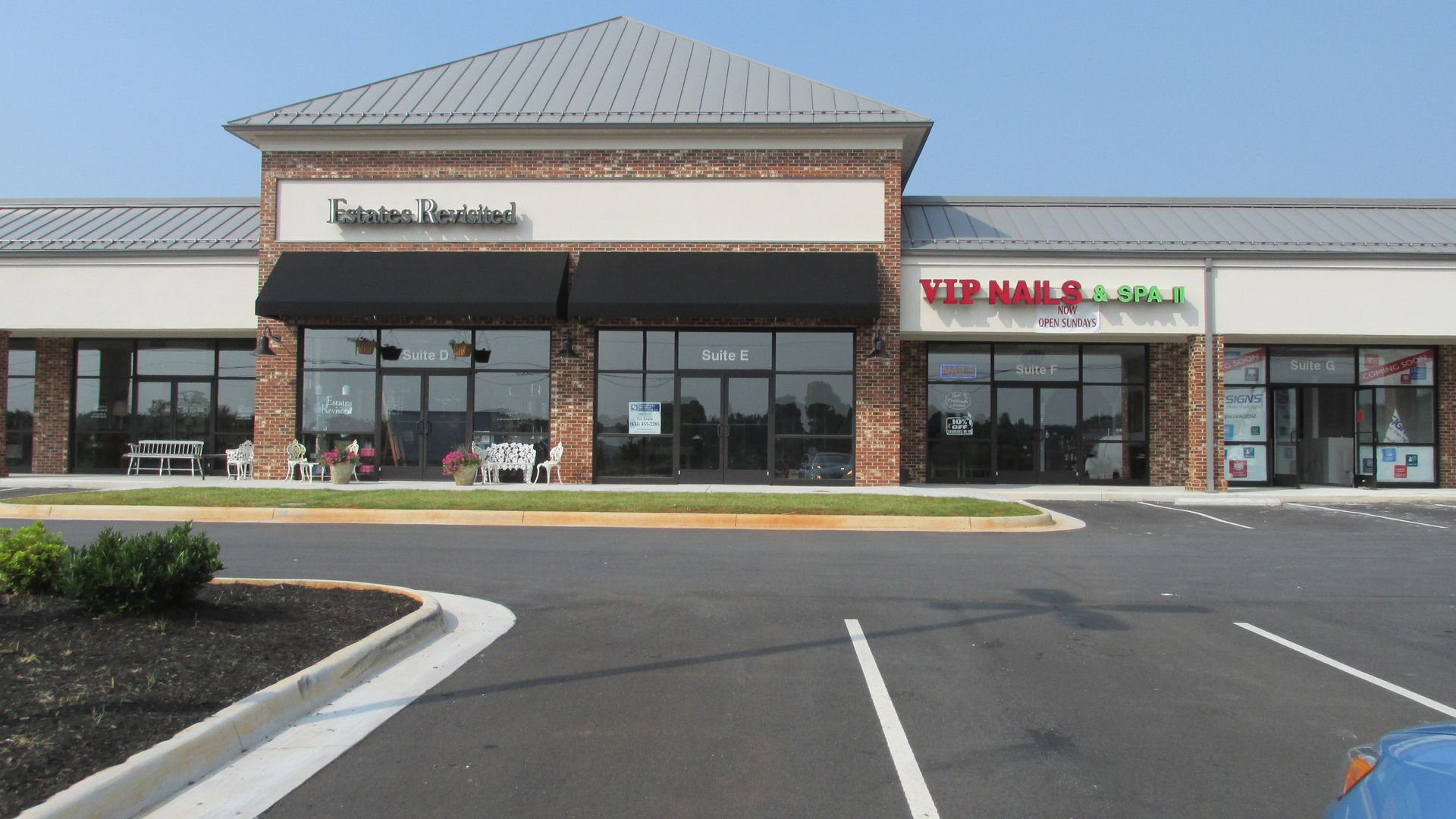 A building with a red sign that says ' ter malo loca ' on it