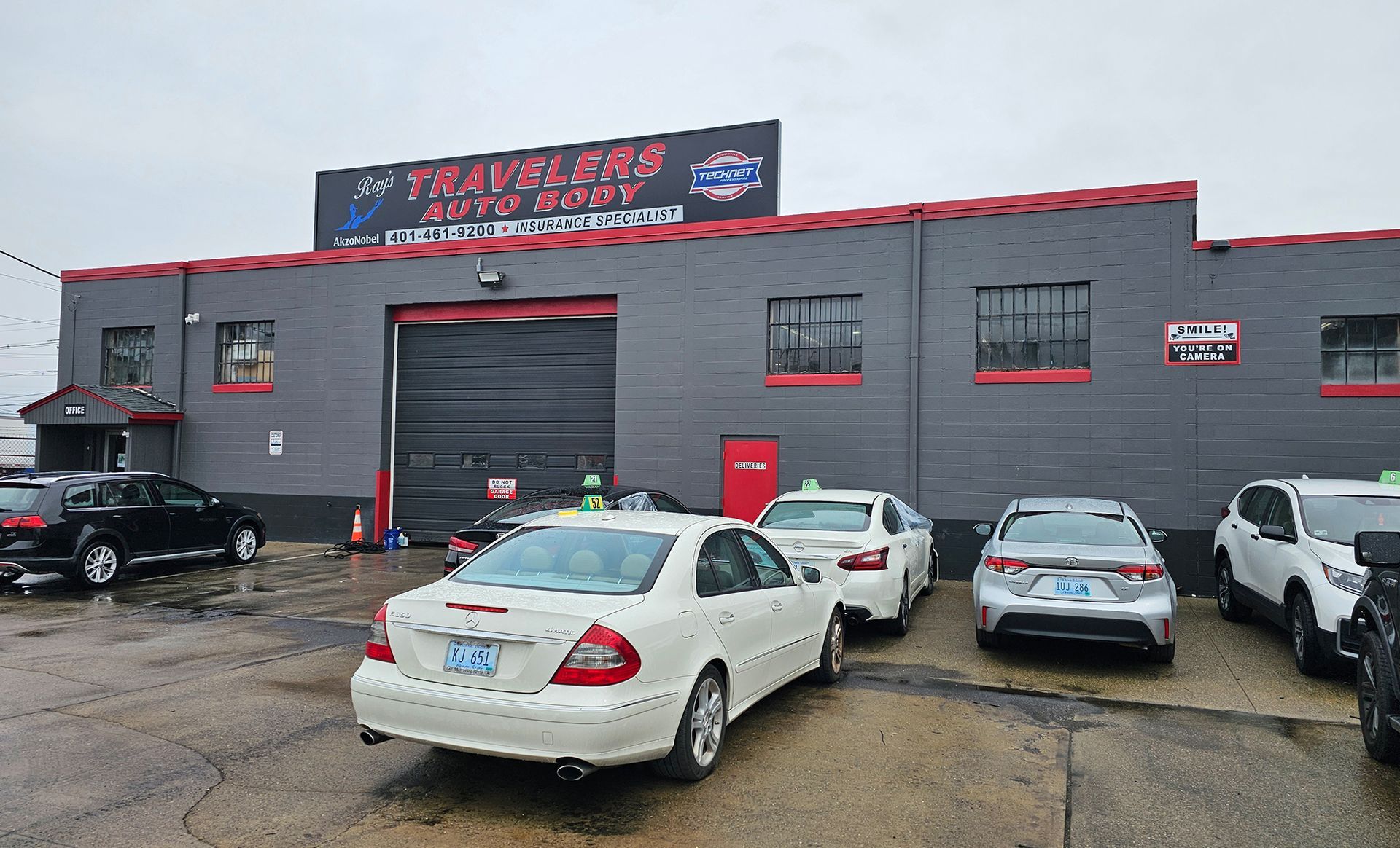 Ray's Travelers Auto Body logo