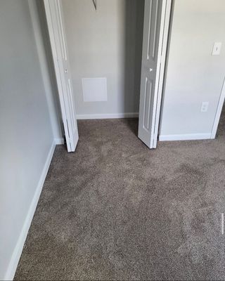 A room with a carpeted floor