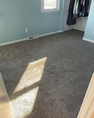 A room with a carpeted floor