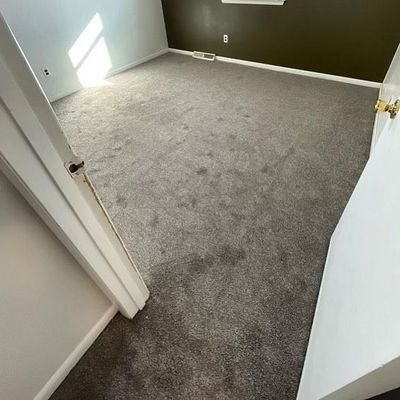 A room with a carpeted floor