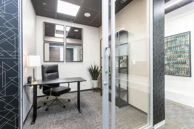 A small office with a desk and chair in it.