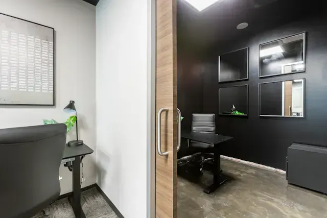 A small office with a desk and chair in it.