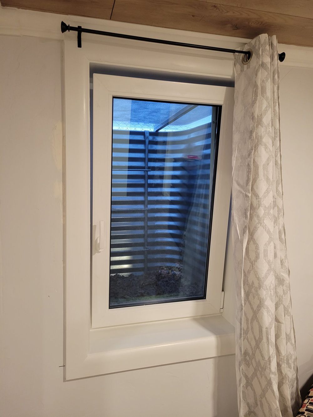 Basement egress window