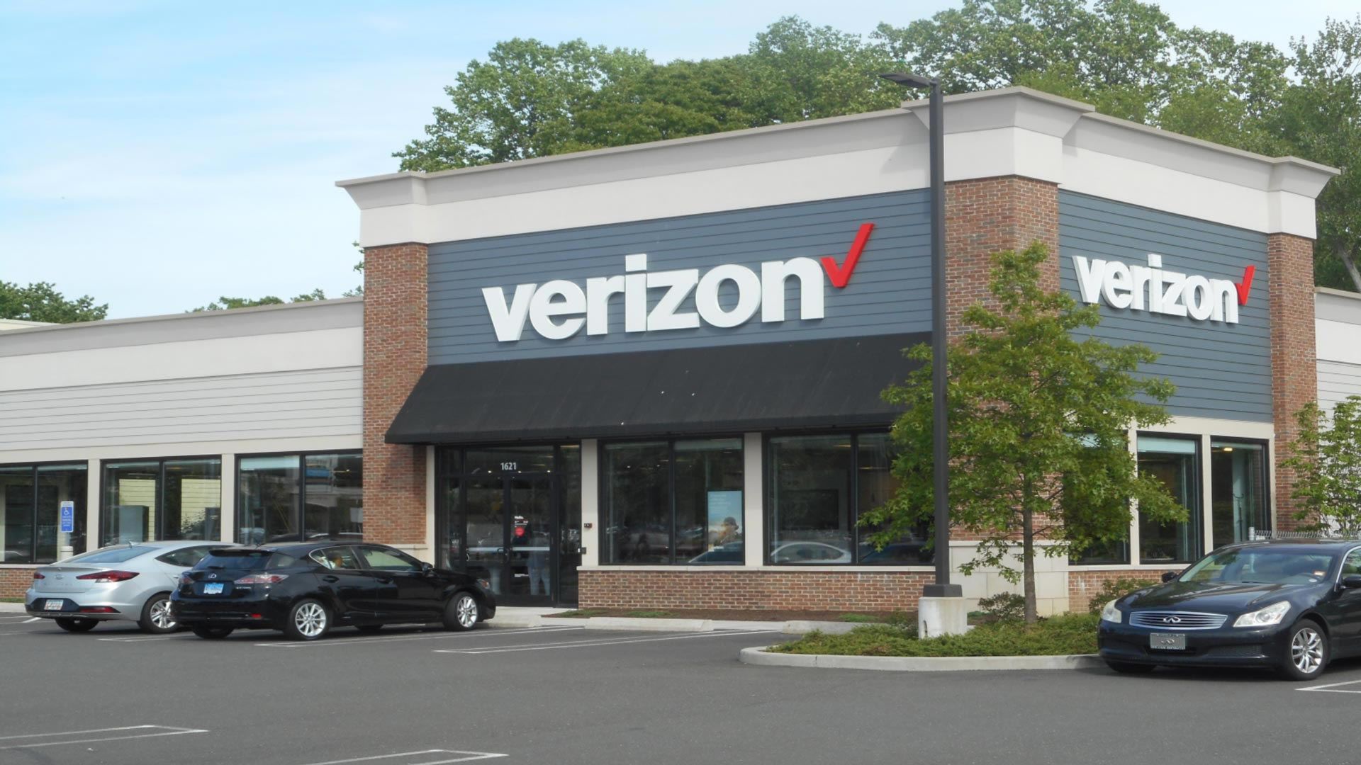 Verizon store front with parked cars.