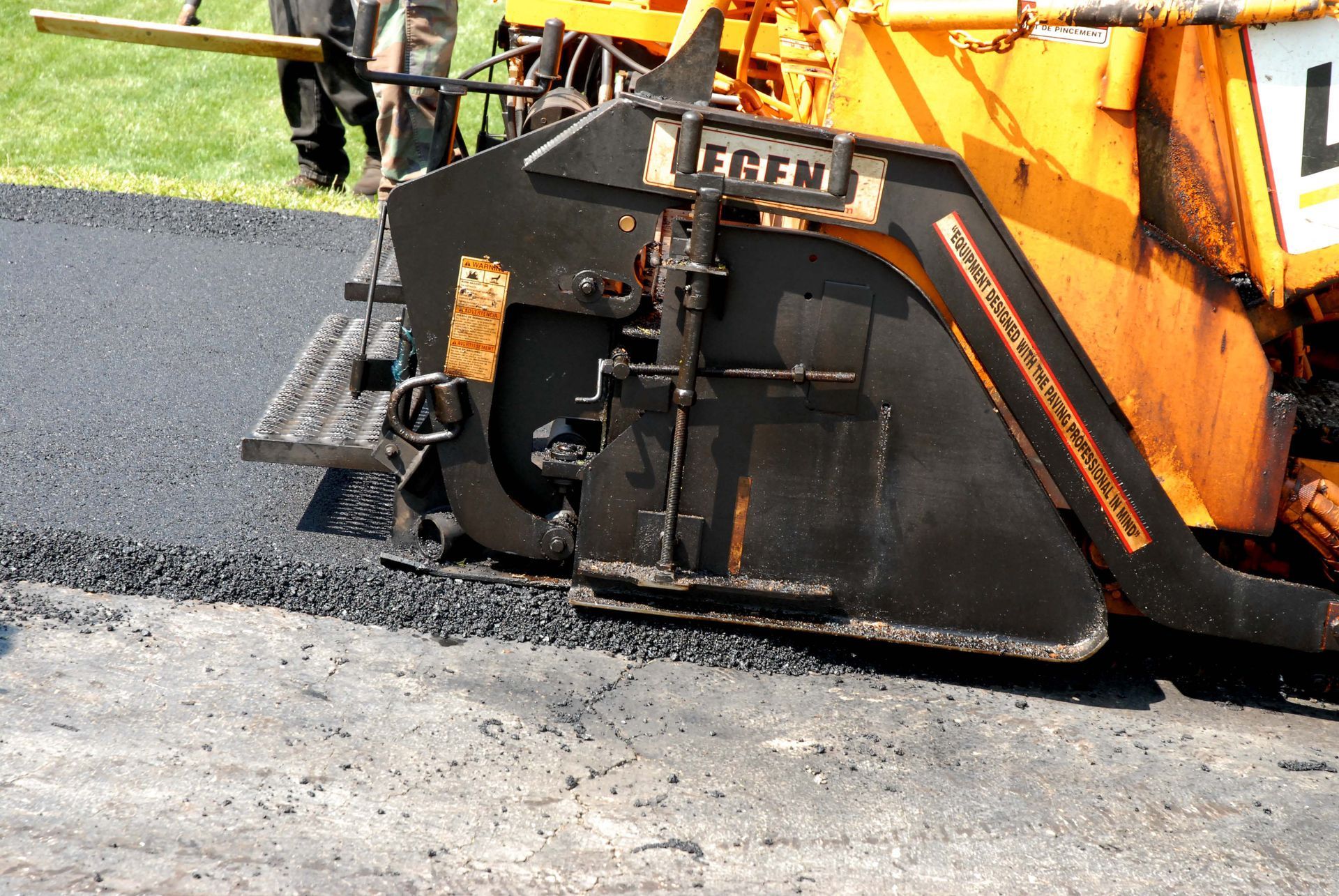 asphalt driveway paving