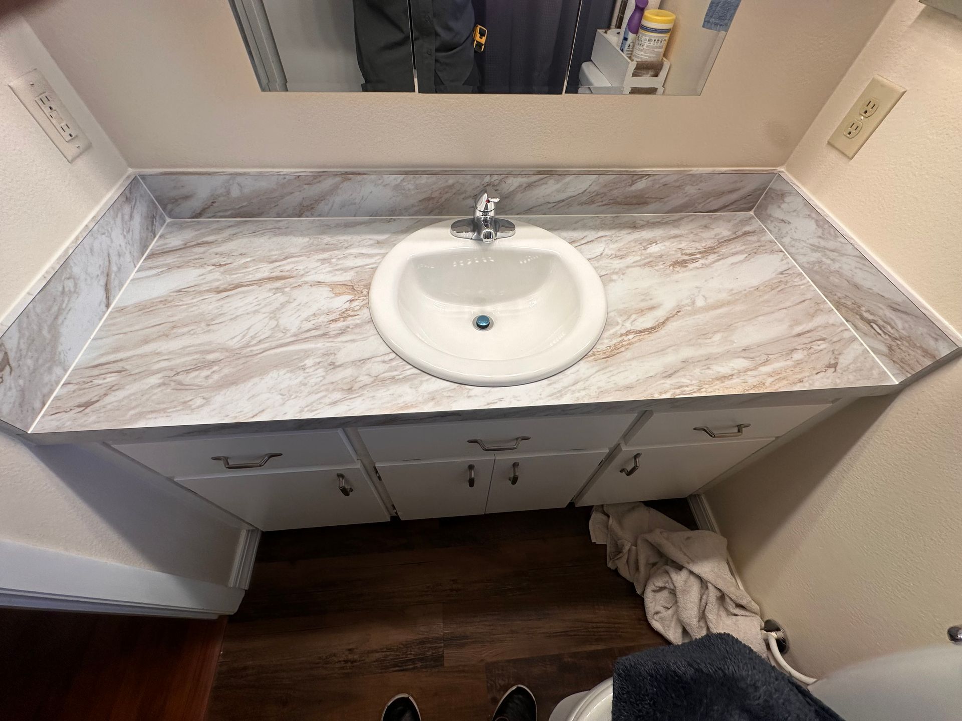 A bathroom with a sink and a mirror.
