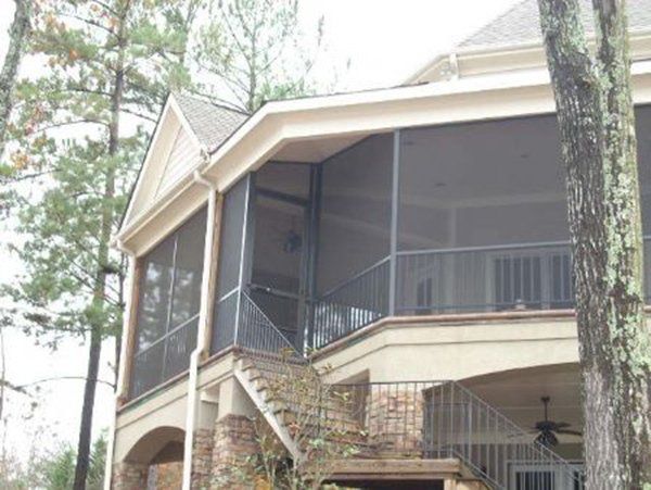 Custom screen enclosure with 3x3 posts and rail system