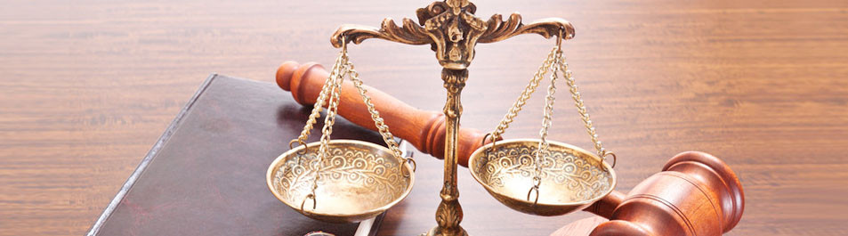 Law scale and gavel
