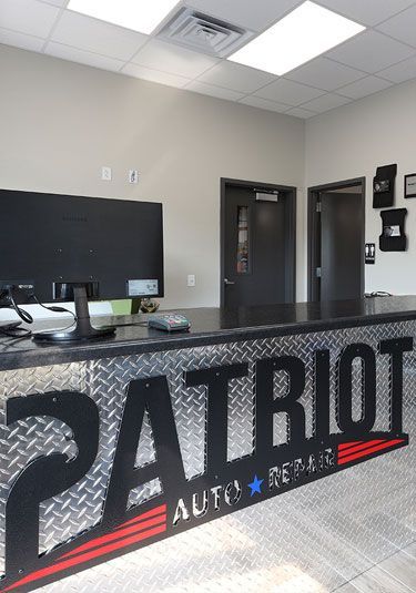 A sign that says patriot auto repair on it
