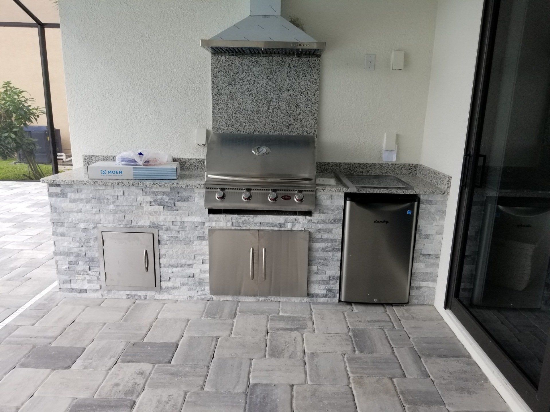 outdoor kitchen