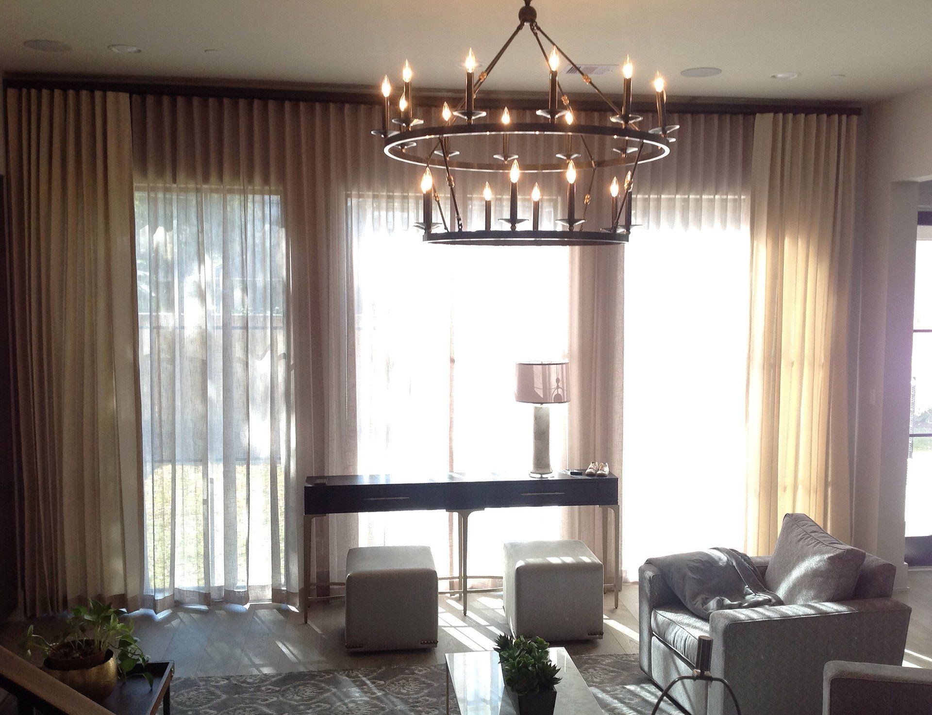A living room with a chandelier hanging from the ceiling