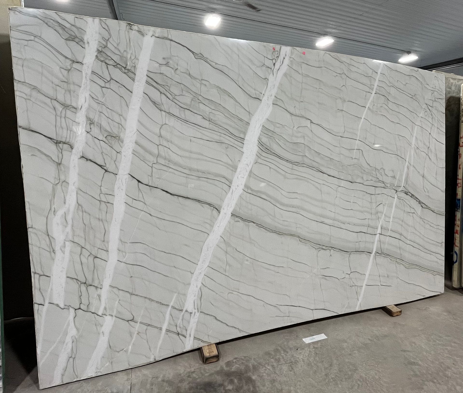 LIGHTENING POLISHED QUARTZITE