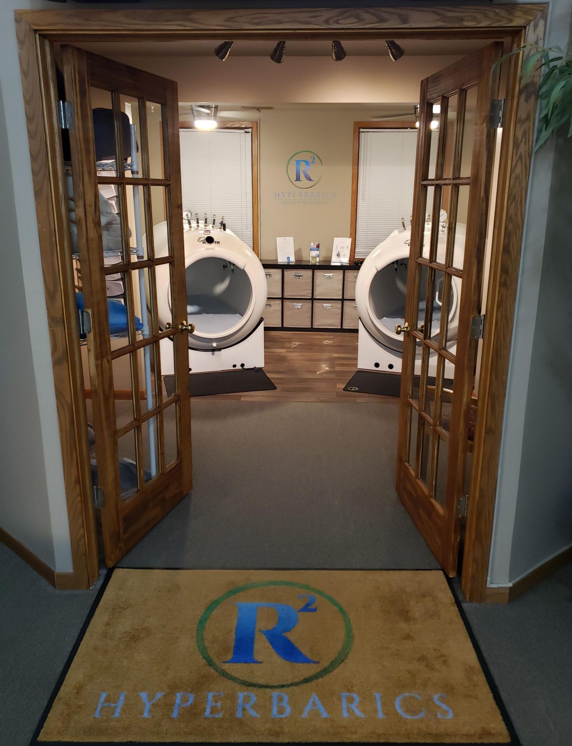 A doorway with a mat that says hyperbaric on it