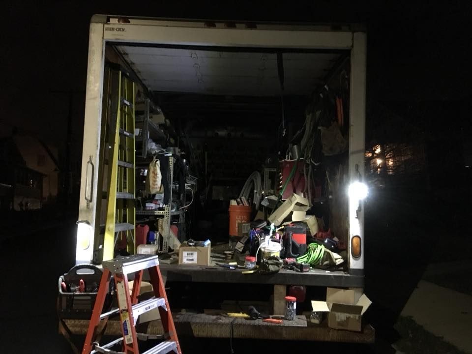 A ladder is sitting in the back of a truck.