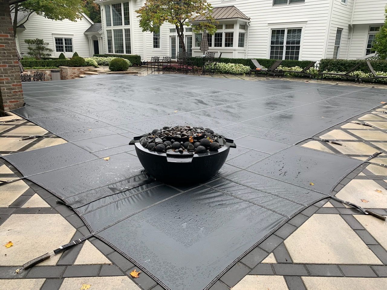 swimming pool with safety closed cover