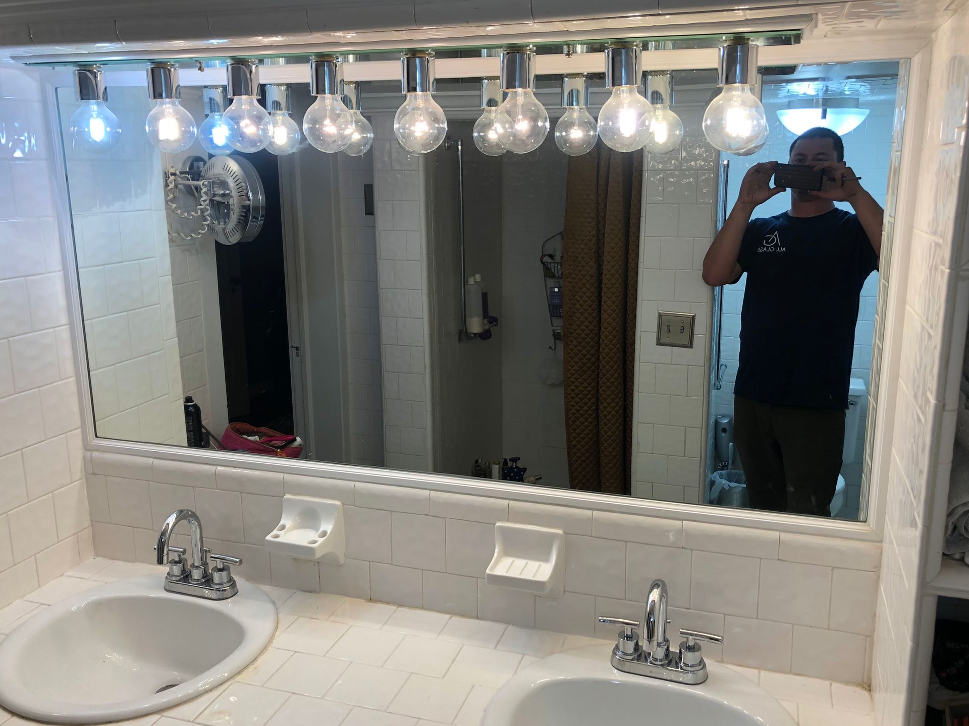 Mirror with light bulbs