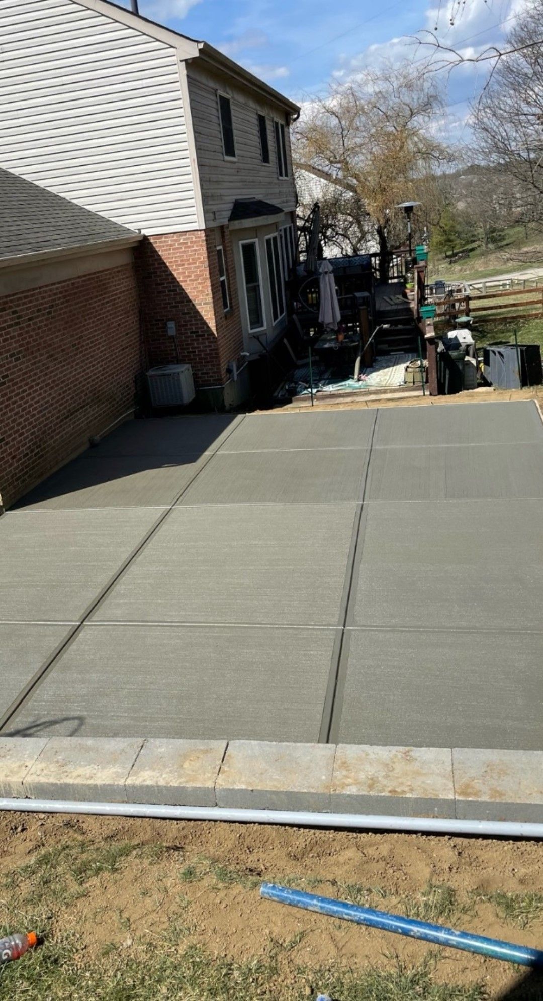 a concrete driveway is being built in front of a house