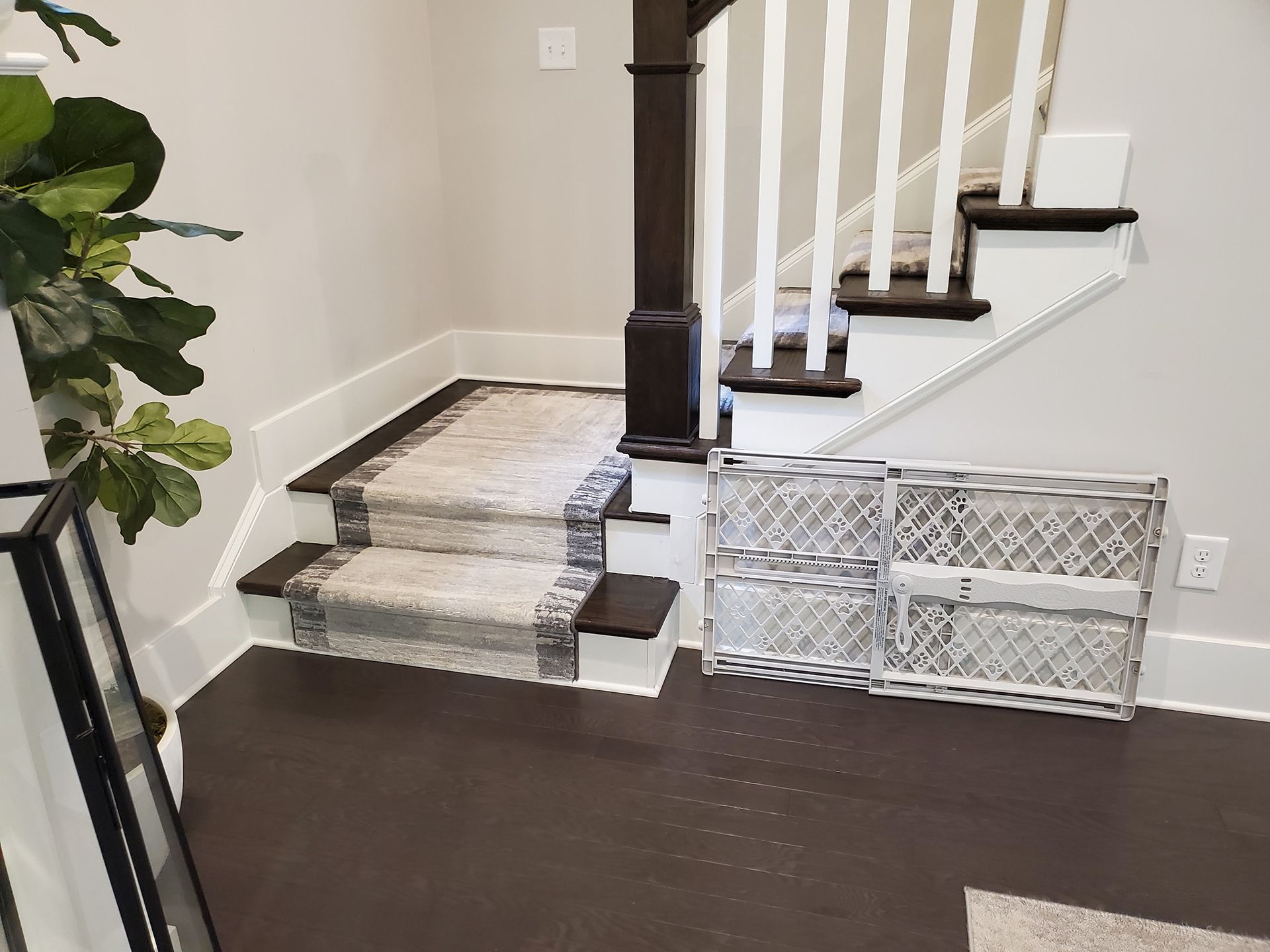 White & gray floor runners