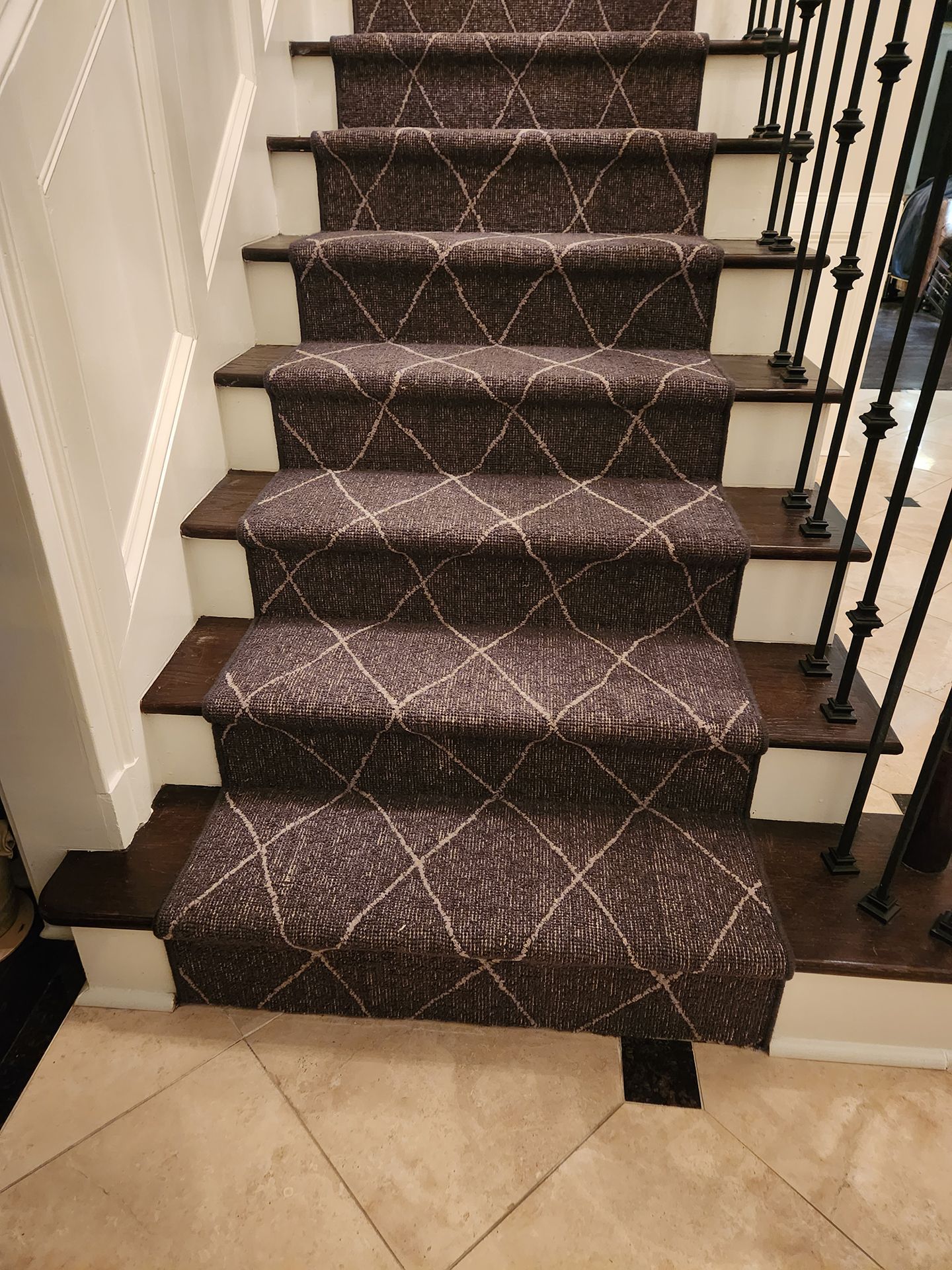 New black diamond-patterned floor runner
