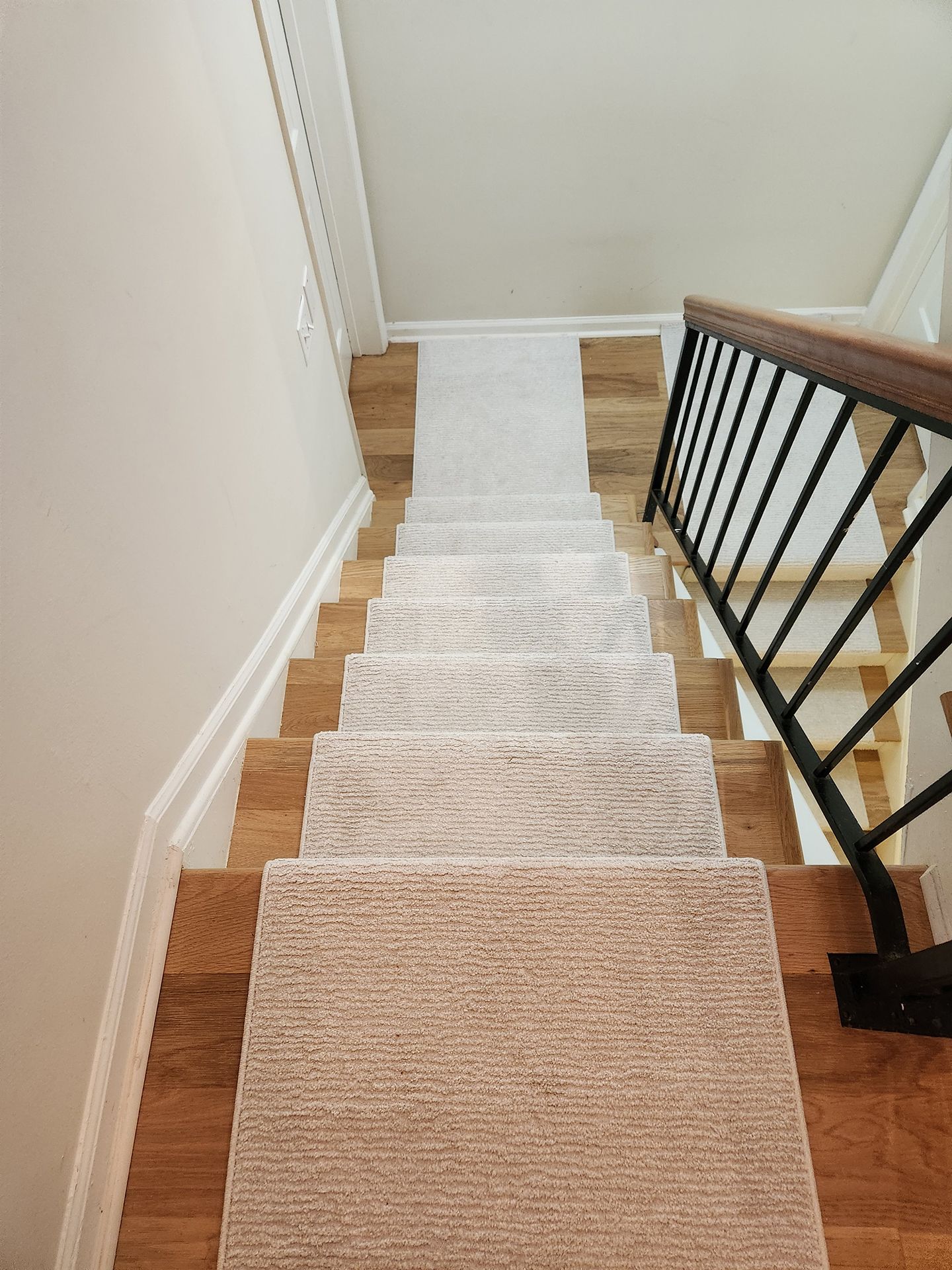 Elegant white floor runner
