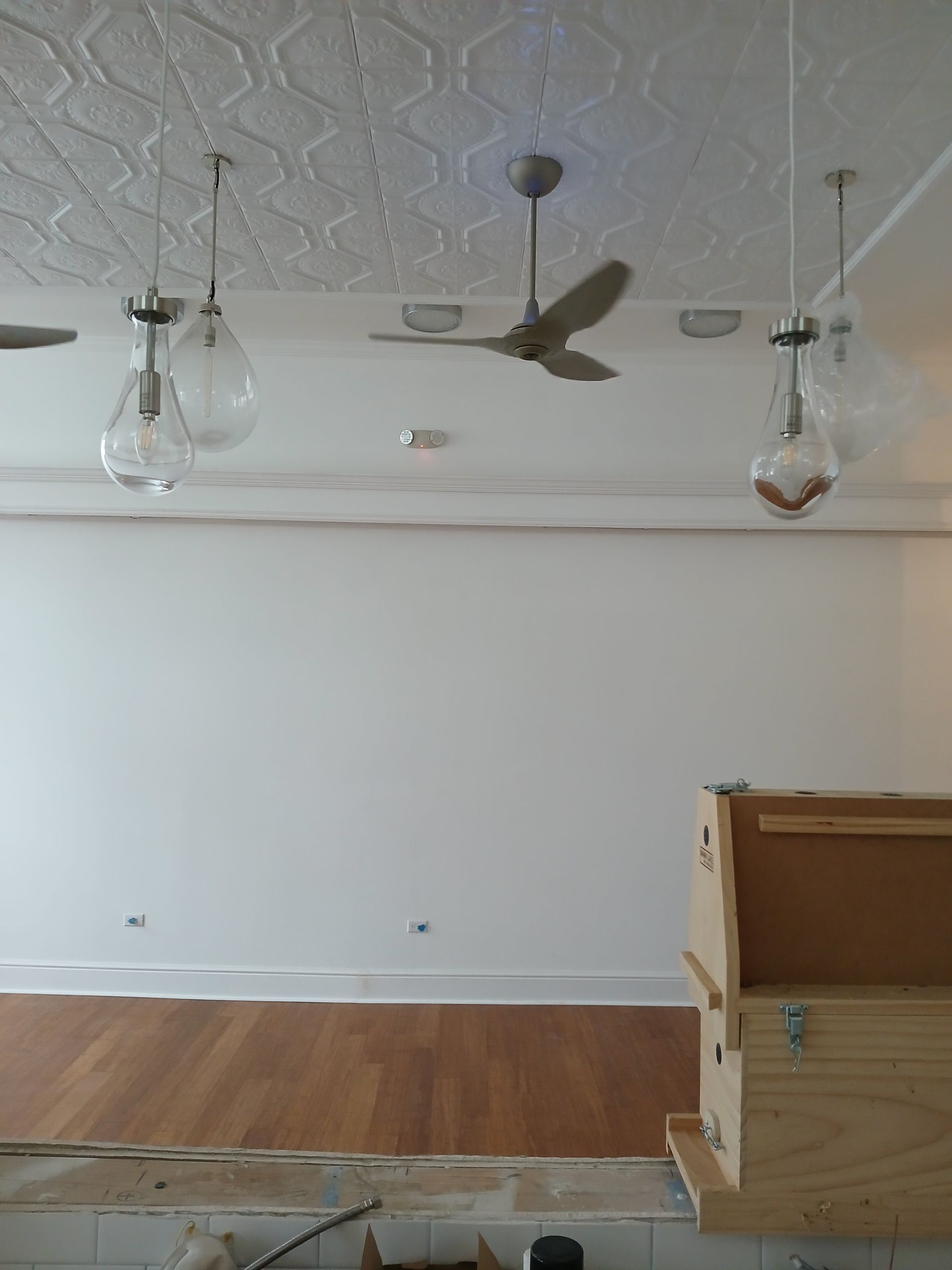 A ceiling fan is hanging from the ceiling of a room