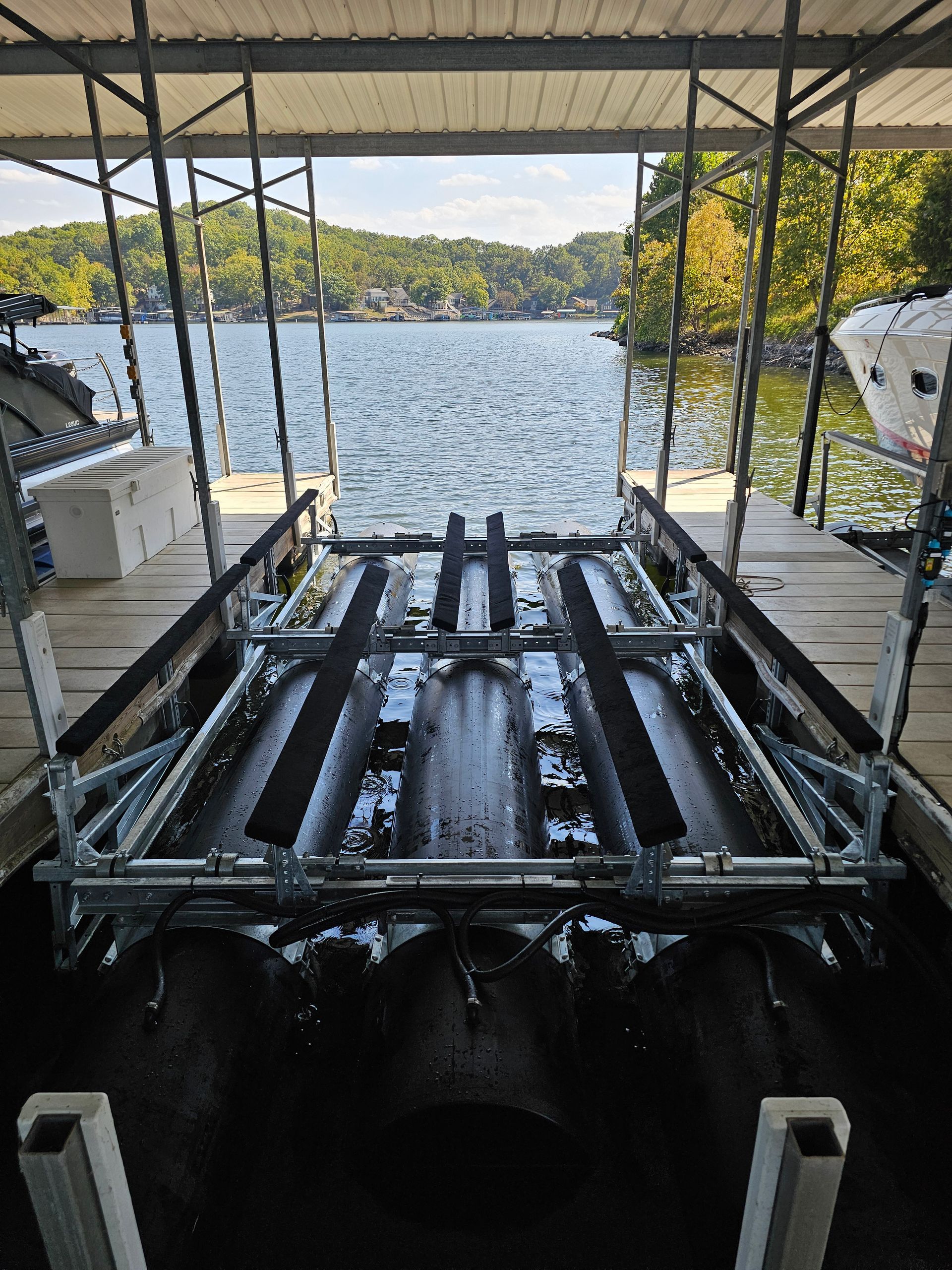 A boat is docked in a dock next to a lake.