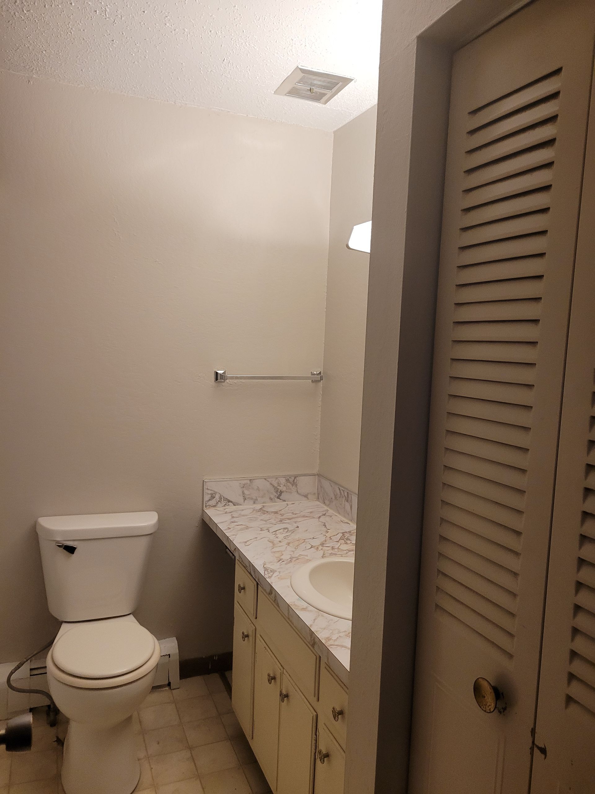 Wapsi view apartment bathroom