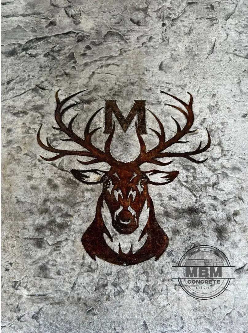 Rusty metal deer head with antlers and the letter 