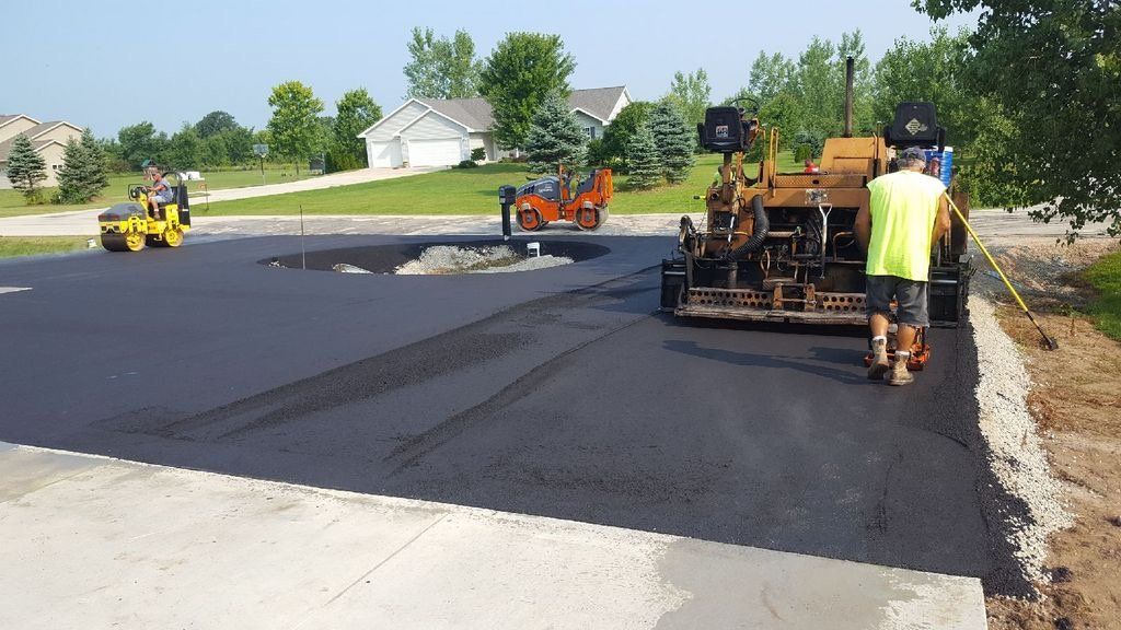 A man in a yellow vest is standing in front of a machine
