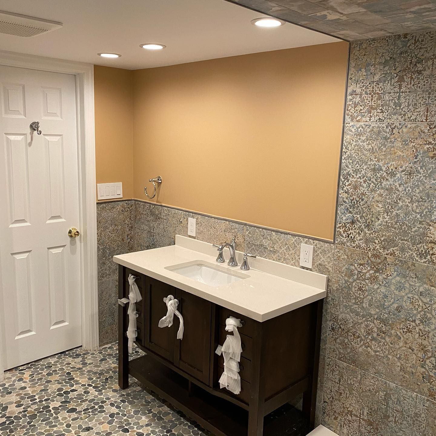 A bathroom with a sink and a mirror