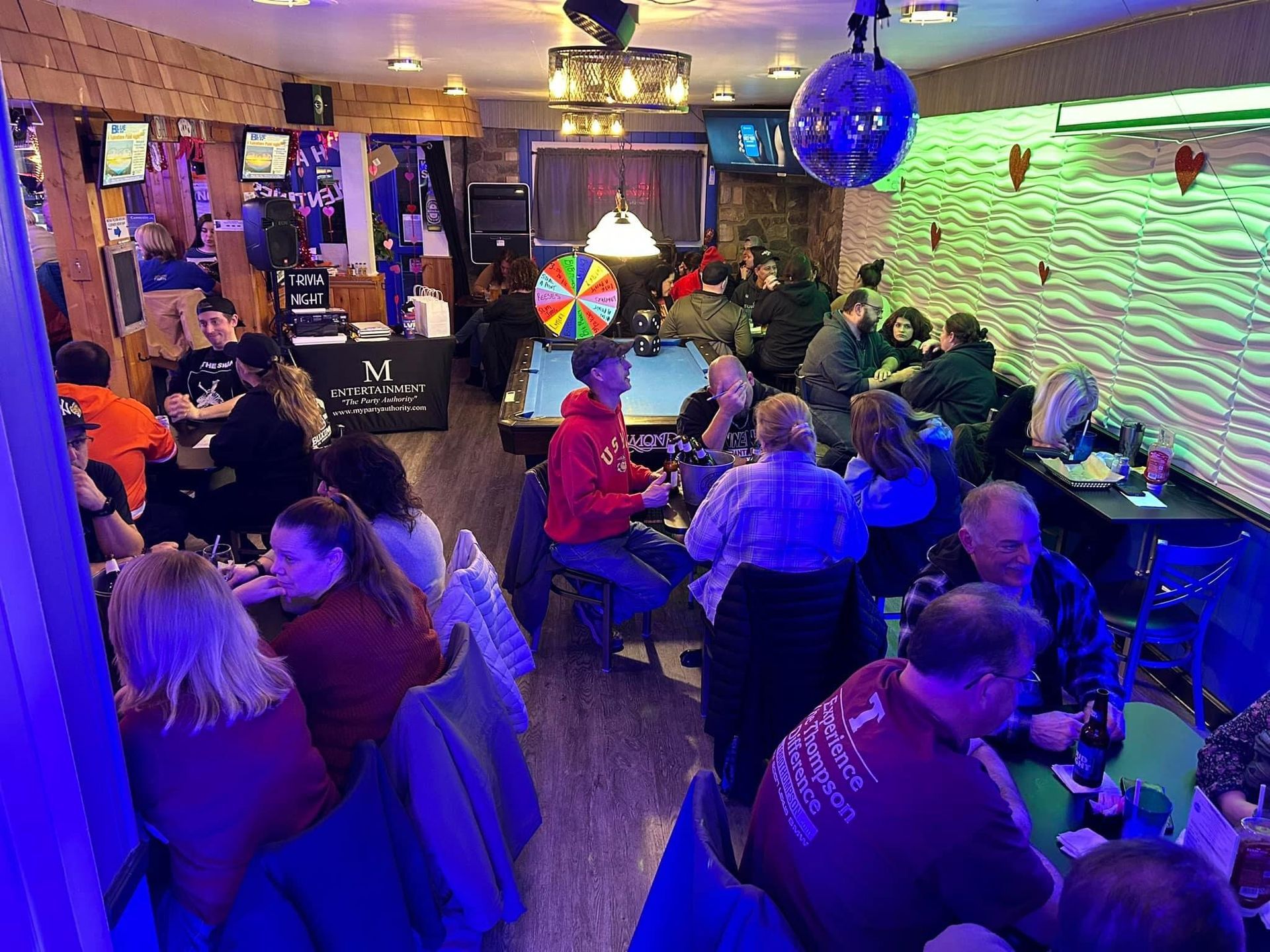 A group of people are sitting at tables in a restaurant.