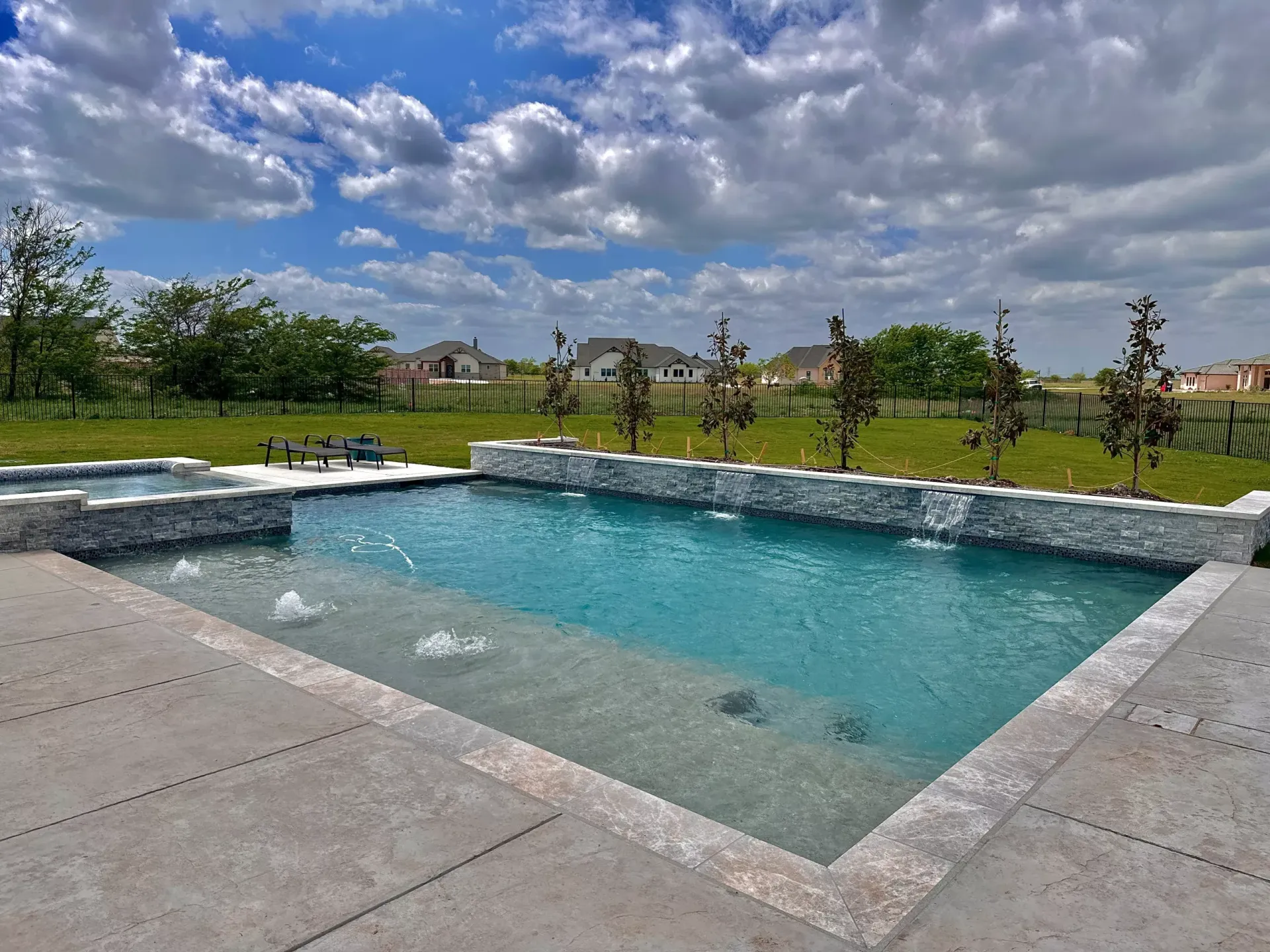 A large swimming pool with a fountain in the middle of it