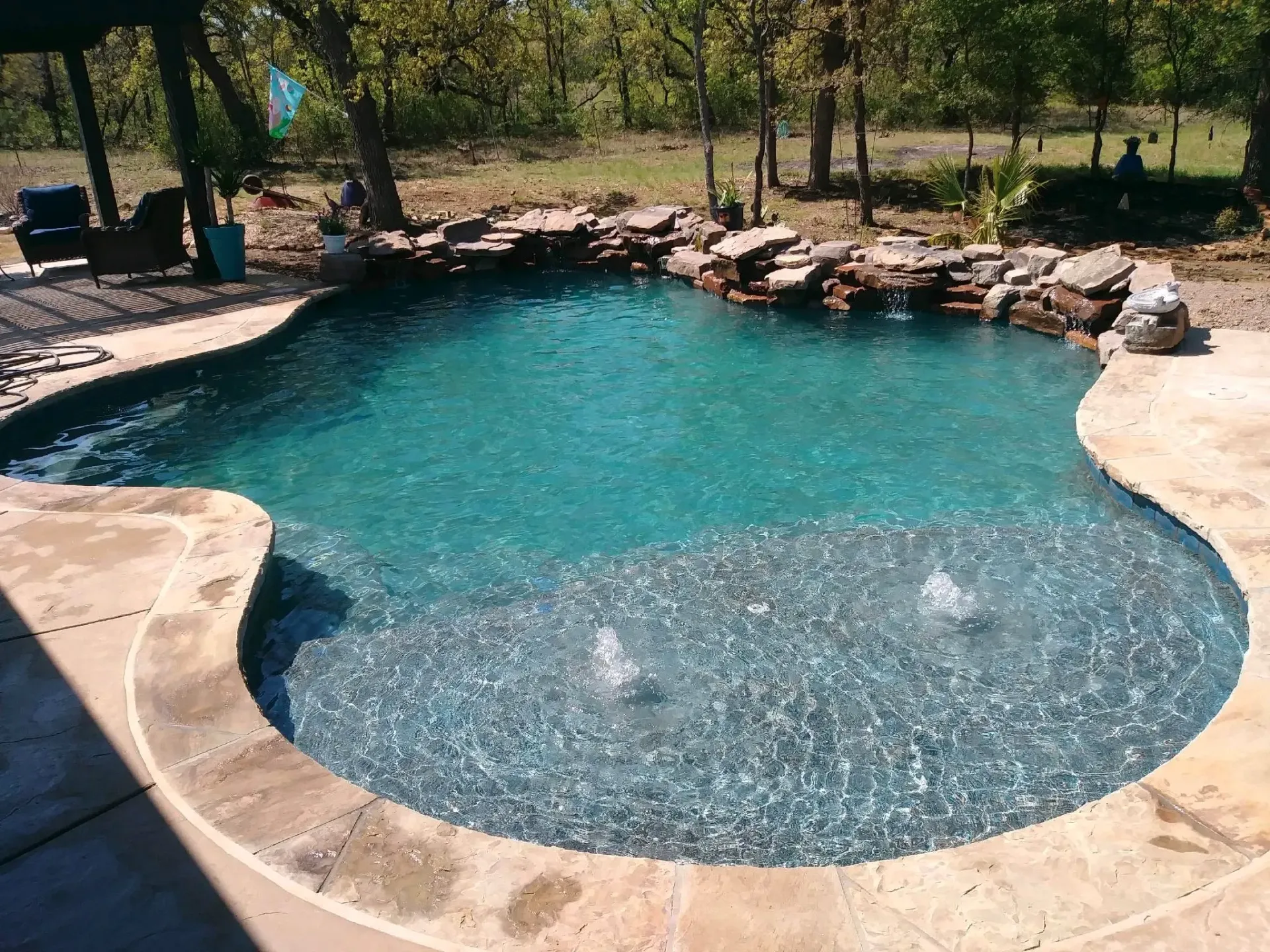 A large swimming pool with a fountain in the middle of it